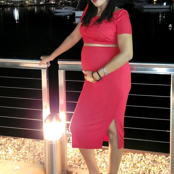 Maternity cross off shoulder top and split hem skirt set in red - Picture 4 of 4